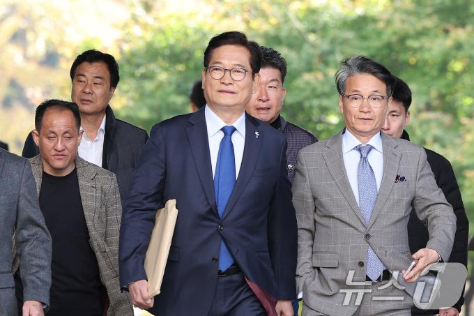 송영길 소나무당 대표가 6일 오후 서울 서초구 서울중앙지방법원에서 열린 특정범죄가중처벌등에관한법률위반(뇌물)등 결심 공판에 출석하고 있다. 송 대표는 평화와먹고사는문제연구소(먹사연)를 통해 불법 정치자금 7억 6300만 원을 받고 박용하 전 여수상공회의소 회장으로부터 소각 시설 청탁을 받으며 4000만 원을 수수한 혐의를 받고 있다. 2024.11.6/뉴스1 ⓒ News1 신웅수 기자