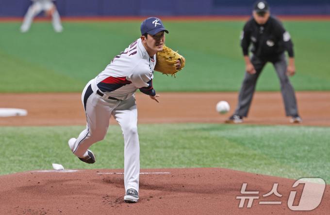 6일 오후 서울 구로구 고척스카이돔에서 열린 대한민국 야구 국가대표팀과 상무의 연습경기, 1회초 대표팀 선발 고영표가 역투하고 있다. 2024.11.6/뉴스1 ⓒ News1 장수영 기자