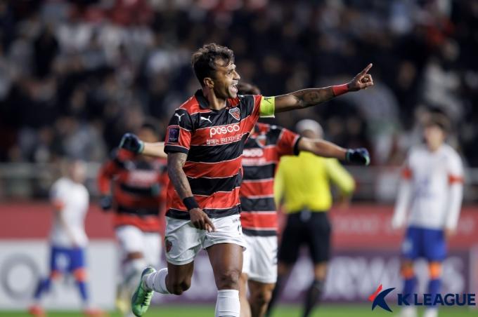 포항 스틸러스가 6일 열린 2024-25 AFC 챔피언스리그 엘리트 리그 스테이지 4차전에서 산둥 타이산을 4-2로 이겼다. 사진은 후반 23분 득점을 올린 뒤 기뻐하는 완델손. (한국프로축구연맹 제공)