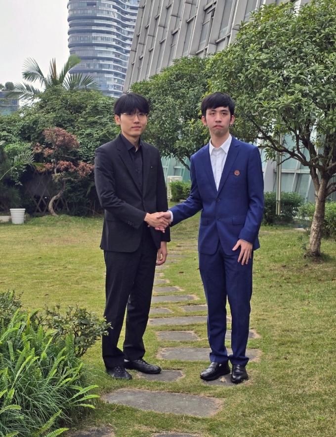 신진서 9단(왼쪽)과 왕싱하오 9단. (한국기원 제공)