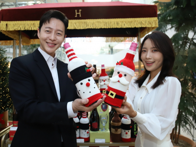 아영FBC가 더현대 서울 '크리스마스 빌리지'에서 와인 팝업을 오픈하고 대표상품 할인행사를 진행한다. /사진=아영FBC