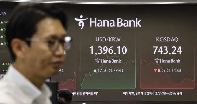  서울 외환시장에서 원·달러 환율은 전 거래일(1378.6원)보다 17.6원 오른 1396.2원에 보합 중인 6일 오후 서울 중구 하나은행 본점 딜링룸에서 직원이 업무를 보고 있다. /사진=뉴시스