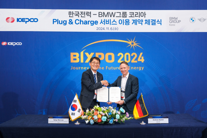 안드레아스 스툼 BMW 그룹 R&D 센터 코리아 총괄(오른쪽)과 이상원 한국전력 에너지신사업처장(왼쪽)이 PnC 충전 서비스 이용 계약 체결식에서 기념촬영을 하고 있다. /사진=BMW 그룹 코리아