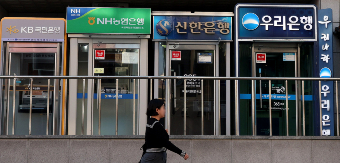 30일 서울 시내 한 빌딩 앞에 시중은행 ATM기기가 설치됐다./사진-뉴시스