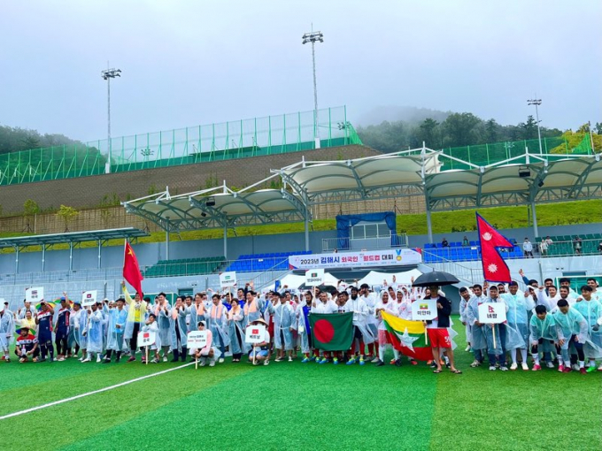 지난해 경남최초로 개최한 김해시 외국인 미니월드컵 대회 개회식 모습. 올해부터 전국 단위로 행사 규모를 키워, 9개국 12개팀이 참여한다./사진=김해시
