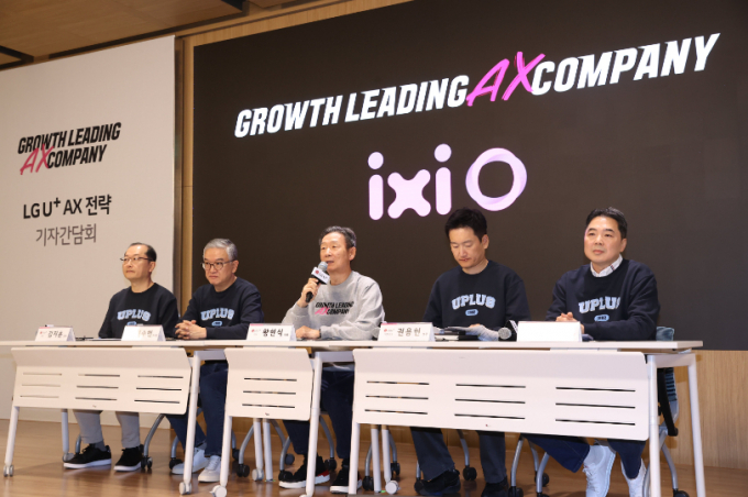 김지훈 LG유플러스 CSO(왼쪽부터), 정수헌 컨슈머부문장, 황현식 대표, 권용현 기업부문장, 이상엽 CTO 등 경영진이 7일 용산사옥 기자간담회에 참석해 질의에 답변하고 있다. /사진=LG유플러스