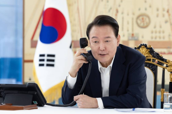 윤석열 대통령이 일본보다 90분 먼저 도널드 트럼프 당선인과 전화 통화를 했다. 사진은 7일 대통령실 관저에서 트럼프 당선인과 통화 중인 윤 대통령의 모습. /사진=뉴스1(대통령실)