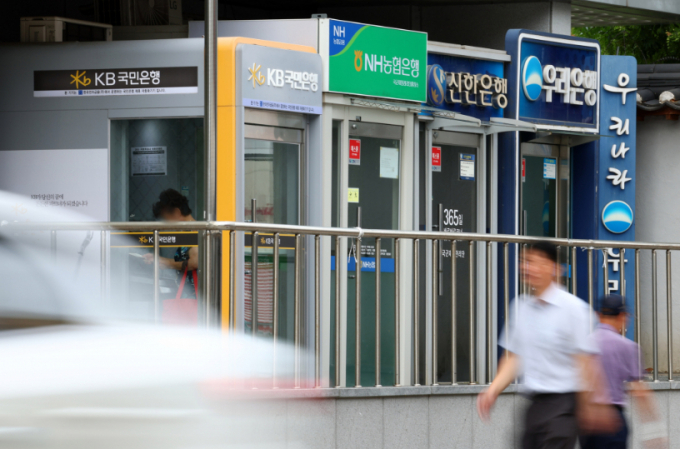 사진은 22일 서울시내에 설치된 주요 시중은행 현금자동입출금기 앞을 시민들이 지나고 있다/사진=뉴시스 