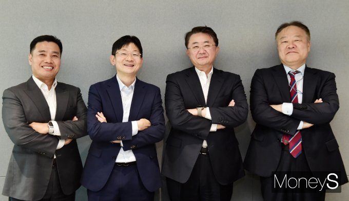 (왼쪽부터)이선엽 신한투자증권 이사, 오건영 신한프리미어 패스파인더 단장, 김동한 법무법인 지평 고문(가천대 경영학과 교수),  김학균 신영증권 리서치센터장이 한 자리에 모여 미국 대선 영향에 따른 글로벌 및 한국 경제의 미래를 조망했다. /사진=임한별 기자