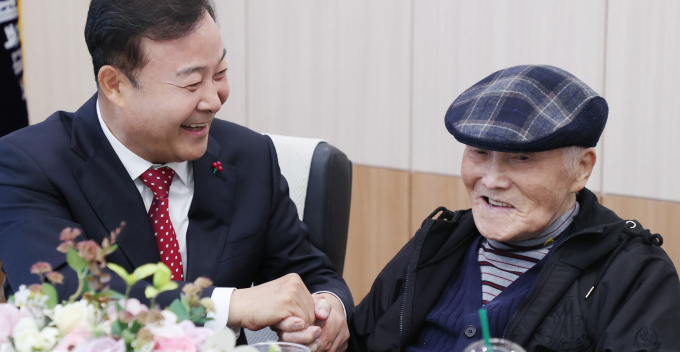 김성제 시장이 100세를 맞이한 한 노인을 찾아 건강과 장수를 기원하고 있다. 