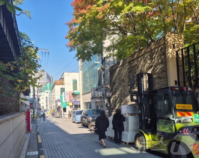 7일 오후 서울 중구 충무로 인쇄골목에 종이를 실은 지게차가 주차돼있다.ⓒ 뉴스1