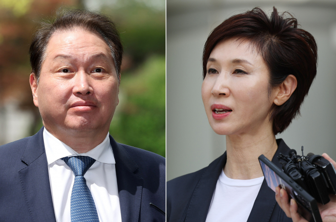 이혼 소송 중인 최태원 SK그룹 회장과 노소영 아트센터 나비 관장의 상고심 심리불속행 기각 여부가 8일 결정된다. 사진은 지난 4월 서울 서초구 고등법원에서 열린 이혼 관련 항소심 변론기일에서 취재진 질문에 답하는 최 회장과 노 관장의 모습. /사진=뉴스1
