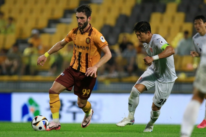 지난 6월30일 K리그1 20라운드 제주전 광주FC 베카가 드리블을 펼치고 있다./사진=광주FC