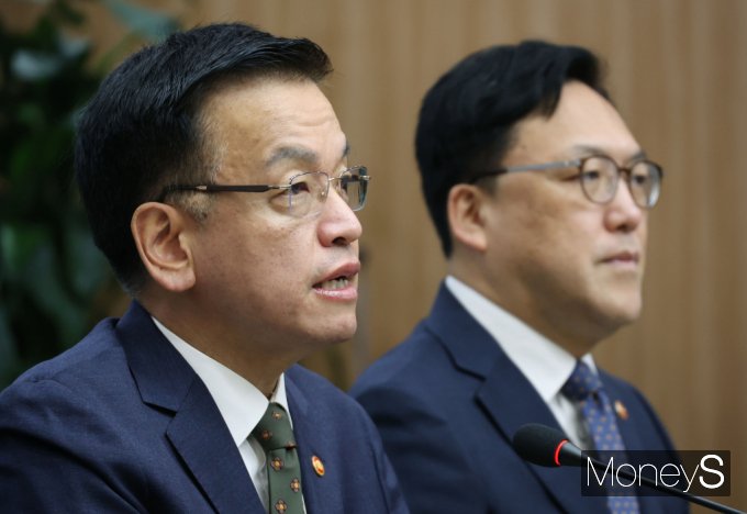 최상목 경제부총리(왼쪽)가 8일 서울 여의도 한국수출입은행 본점 회의실에서 열린 정부, 거시경제금융회의에 참석, 발언하고 있다.  이번 회의는 美 대선·FOMC 결과를 포함 국제금융시장 동향 파악 및 점검, 논의를 하기 위해 마련된 자리로 최상목 경제부총리 겸 기획재정부 장관, 이창용 한국은행 총재, 김병환 금융위원장, 이복현 금융감독원장 등 관계 부처 및 기관 인사들이 배석했다. /사진=임한별 기자