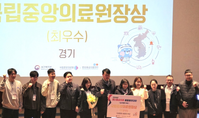 영통구 보건소와 수원소방서, 아주대로 구성한 경기도 대표단이 재난응급의료 종합훈련대회 술기부문에서 최우수상을 수상하고 자축하는 모습.  
