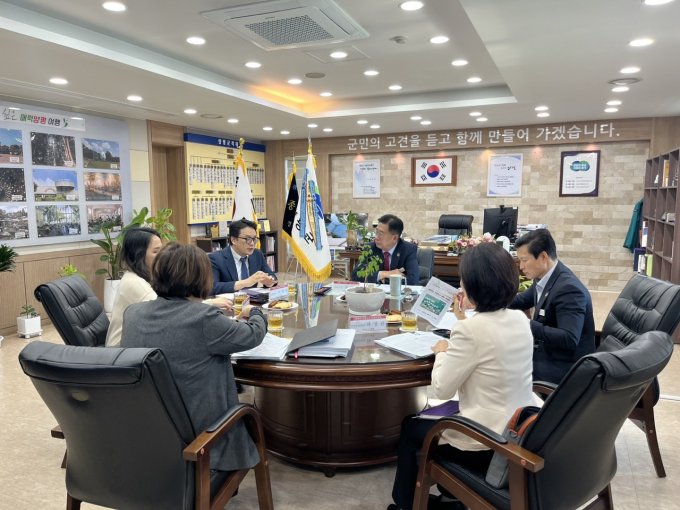 전진선 양평군수(오른쪽에서 시계 반대 방향으로 두번째)가 군청 대회의실에서 '2024년 양평군 건강도시 심화 컨설팅' 관련 추진 계획을 논의하고 있다. / 사진제공=양평군