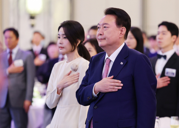 대통령실이 제2부속실 출범·김건희 여사 활동 중단·인사 검증 등 쇄신 작업을 진행 중이라고 밝혔다. 사진은 지난달 싱가포르 샹그릴라 호텔에서 열린 싱가포르 동포 초청 오찬 간담회에 참석한 대통령 부부의 모습. /사진=뉴시스 