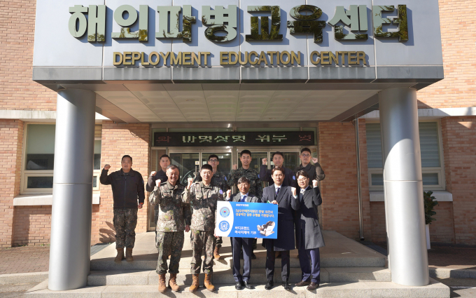 바디프랜드 김흥석 대표가 안마의자를 전달하며 기념촬영을 하고 있다. / 사진=바디프랜드