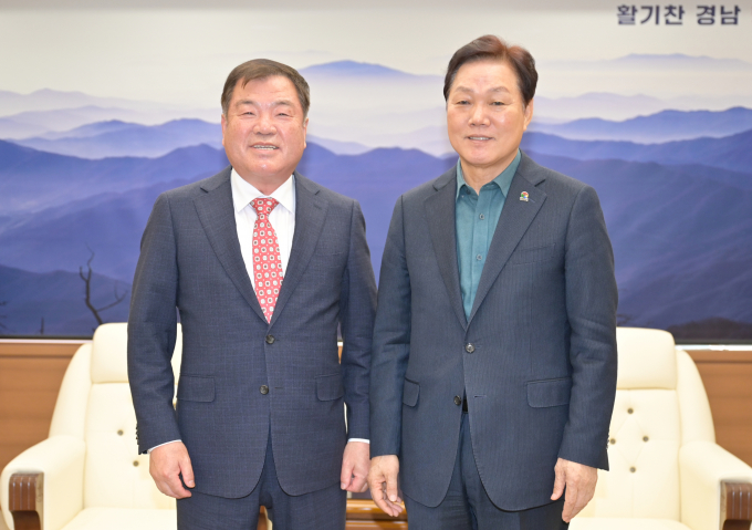 이승화 산청군수(사진 왼쪽)가  도청을 방문해 박완수 경남도지사와 면담 후 기념촬영을 하고 있다./사진=산청군