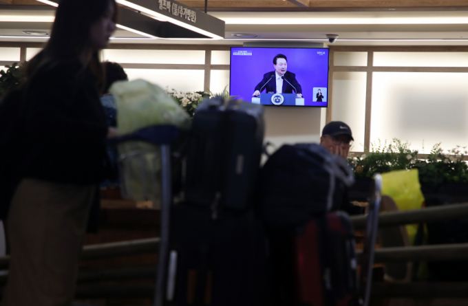 8일 대통령실은 "변화와 쇄신을 시작했고 앞으로도 계속 해나갈 생각"이라고 밝혔다. 사진은 지난 7일 오전 제주국제공항 식당가에서 공항 이용객들이 윤석열 대통령의 대국민 담화 발표를 생중계로 시청하는 모습. /사진=뉴스1
