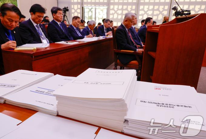 7일 오전 서울 여의도 국회에서 열린 외교통일위원회 제418회국회(정기회) 제4차 전체회의에 각부처 예산안 설명자료 등이 쌓여있다. 2024.11.7/뉴스1 ⓒ News1 안은나 기자