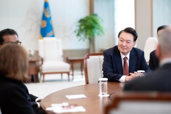 지난 10월 16일 용산 대통령실에서 윤석열 대통령이 미국 주간지 뉴스위크 편집팀과 인터뷰를 하는 모습.(대통령실 제공)