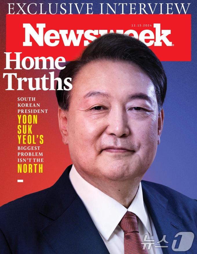 대통령실이 8일 미국 시사주간지 '뉴스위크(Newsweek)'가 이날(11월 15일 자) 발간된 최신호에서 윤석열 대통령과의 단독 인터뷰 기사를 표지 사진과 함께 커버 스토리로 다뤘다고 밝혔다. 사진은 2024년 11월 15일자 뉴스위크 표지. (대통령실 제공) 2024.11.8/뉴스1 ⓒ News1 송원영 기자