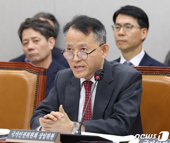 이충상 국가인권위원회 상임위원이 8일 서울 여의도 국회에서 열린 운영위원회의 국가인권위원회에 대한 국정감사에서 의원들의 질의에 답변하고 있다. 2023.11.8/뉴스1 ⓒ News1 송원영 기자
