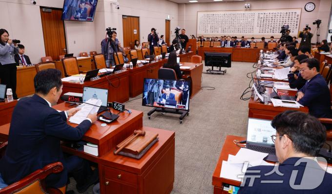 정청래 국회 법제사법위원회 위원장이 8일 오후 서울 여의도 국회에서 열린 법사위 16차 전체회의에서 국민의힘 불참 속에 김건희 특검법(윤석열 대통령 배우자 김건희의 주가조작 사건 등의 진상규명을 위한 특별검사 임명 등에 관한 법률안)을 의결하고 있다. 2024.11.8/뉴스1 ⓒ News1 안은나 기자
