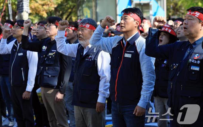 26일 오후 서울 여의도 국회의사당 앞에서 열린 양대노총 공공노동자 총력투쟁 결의대회에서 김동명 한국노총 위원장(왼쪽 세 번째)과 양경수 민주노총 위원장을 비롯한 노동자들이 임을 위한 행진곡에 맞춰 팔뚝질을 하고 있다. 2024.10.26/뉴스1 ⓒ News1 박정호 기자