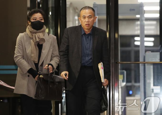 '윤석열 대통령 부부 공천 개입 의혹'의 핵심 인물인 명태균 씨가 8일 오후 경남 창원시 성산구 창원지방검찰청에서 정치자금법 위반 혐의 피의자 신분으로 검찰 조사를 받은 뒤 명 씨 법률대리인인 김소연 변호사와 청사를 나서고 있다. 2024.11.8/뉴스1 ⓒ News1 윤일지 기자
