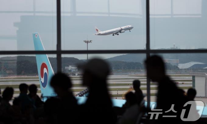 인천국제공항에서 비행기가 이륙하고 있다./뉴스1 ⓒ News1 이승배 기자