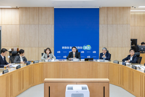 김성중 경기도 행정1부지사(오른쪽으로부터 3번째)가 8일 경기도청에서 열린 제8차 도-시·군 부단체장 영상회의를 열고 있다. / 사진제공=경기도