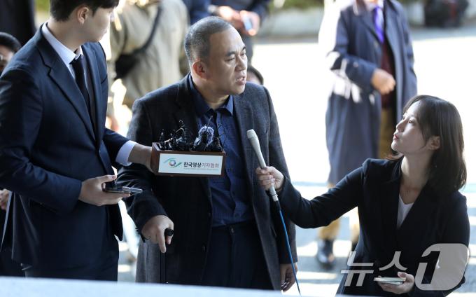 윤석열 대통령 부부 공천 개입 의혹의 핵심 인물인 명태균 씨가 9일 오전 정치자금법 위반 혐의 피의자 신분으로 검찰 조사를 받기 위해 경남 창원시 성산구 창원지방검찰청으로 출석하며 취재진 질문에 답하고 있다. 2024.11.9/뉴스1 ⓒ News1 윤일지 기자