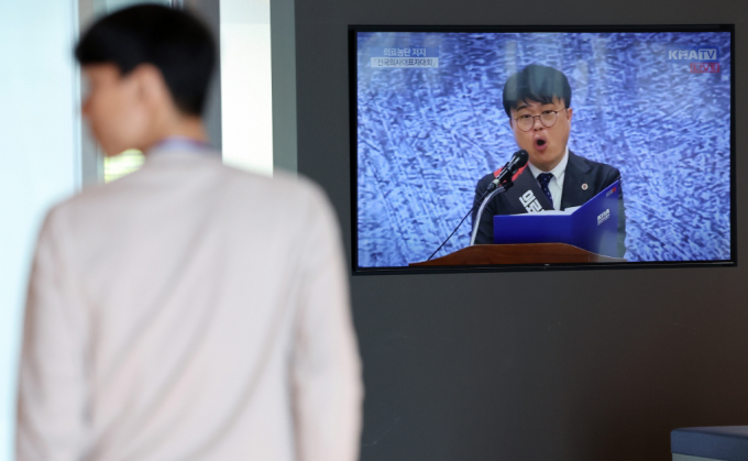 임현택 대한의사협회(의협) 회장 탄핵 여부가 주목된다. 사진은 지난 8일 서울 용산구 대한의사협회 로비에서 임 회장의 연설 모습이 송출되는 모습. /사진=뉴스1