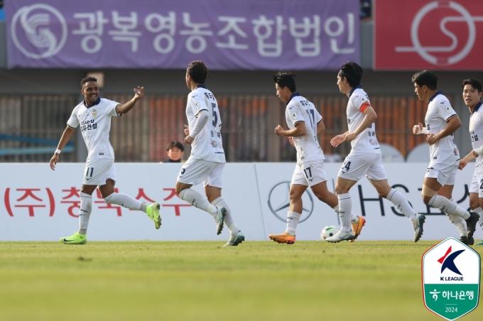 K리그2 2위를 차지한 충남아산FC. (한국프로축구연맹 제공)