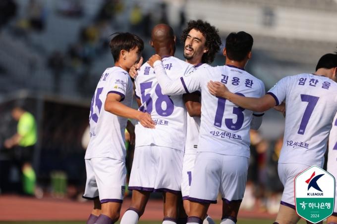K리그2 최종전에서 서울이랜드FC를 완파하고 4위를 차지한 전남 드래곤즈. (한국프로축구연맹 제공)