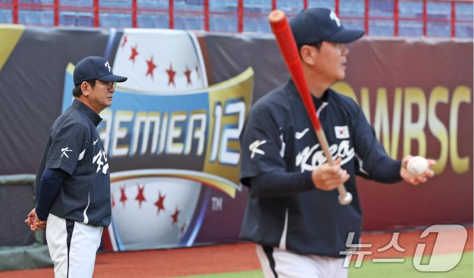 프리미어12 예선을 앞둔 대한민국 야구 대표팀 류중일 감독이 9일(현지시간) 오후 대만 타이베이시 톈무 야구장에서 열린 대표팀 훈련을 지켜보고 있다. 대한민국 대표팀은 오는 13일 대만과의 경기를 시작으로 14일 쿠바, 15일 일본, 16일 도미니카 공화국, 18일 호주와의 예선 경기를 갖는다. 2024.11.9/뉴스1 ⓒ News1 장수영 기자