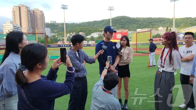 9일 톈무구장에서 대만 매체와 인터뷰 중인 곽빈(가운데). ⓒ News1 이재상 기자