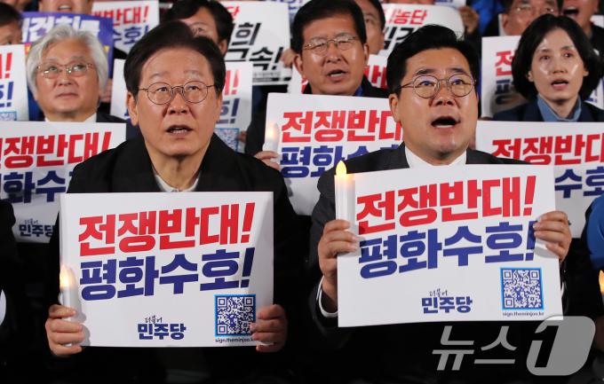 이재명 더불어민주당 대표와 박찬대 원내대표가 9일 오후 서울 세종대로에서 열린 더불어민주당 김건희?윤석열 국정농단 규탄?특검 촉구 제2차 국민행동의 날에서 구호를 외치고 있다. 2024.11.9/뉴스1 ⓒ News1 박세연 기자