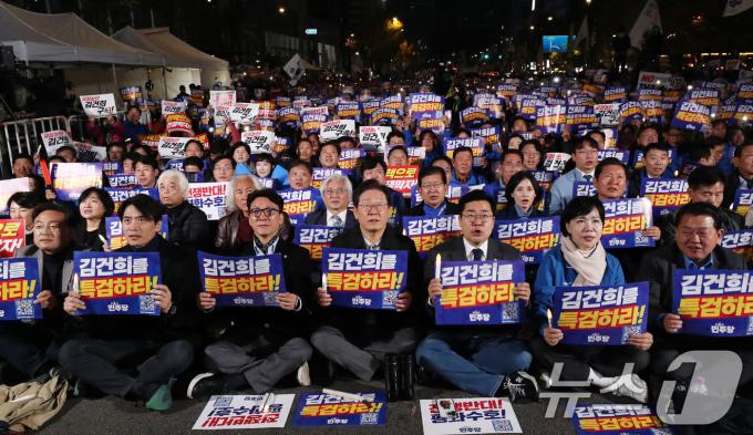 이재명 더불어민주당 대표가 9일 오후 서울 세종대로에서 열린 민주당 김건희?윤석열 국정농단 규탄?특검 촉구 제2차 국민행동의 날에 참석해 참석자들과 구호를 외치고 있다. 2024.11.9/뉴스1 ⓒ News1 박세연 기자