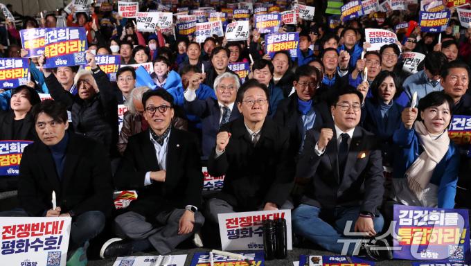 이재명 더불어민주당 대표가 9일 오후 서울 세종대로에서 열린 민주당 김건희?윤석열 국정농단 규탄?특검 촉구 제2차 국민행동의 날에 참석해 참석자들과 구호를 외치고 있다. 2024.11.9/뉴스1 ⓒ News1 박세연 기자