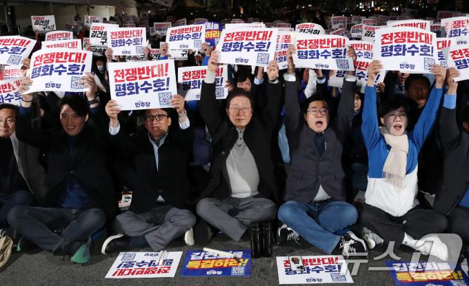 이재명 더불어민주당 대표가 9일 오후 서울 세종대로에서 열린 민주당 김건희?윤석열 국정농단 규탄?특검 촉구 제2차 국민행동의 날에 참석해 참석자들과 구호를 외치고 있다. 2024.11.9/뉴스1 ⓒ News1 박세연 기자