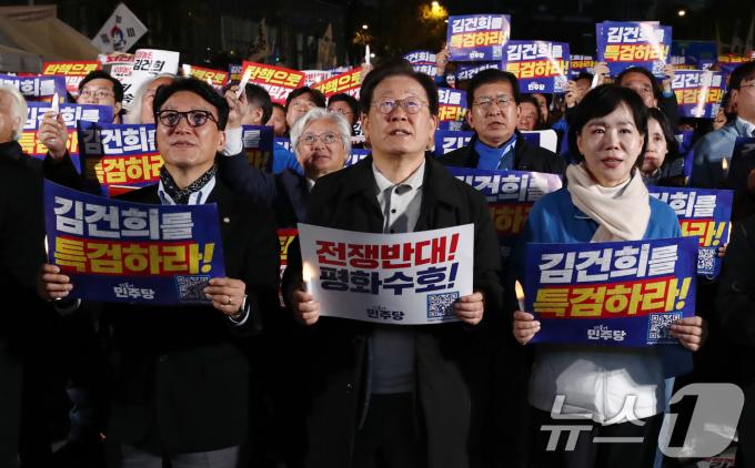 이재명 더불어민주당 대표가 9일 오후 서울 세종대로에서 열린 민주당 김건희?윤석열 국정농단 규탄?특검 촉구 제2차 국민행동의 날에 참석해 참석자
