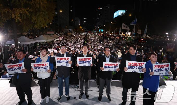 이재명 대표와 박찬대 원내대표를 비롯한 민주당 지도부가 9일 오후 서울 세종대로에서 열린 민주당 김건희?윤석열 국정농단 규탄?특검 촉구 제2차 국민행동의 날에서 구호를 외치고 있다. (공동취재)2024.11.9/뉴스1 ⓒ News1 박세연 기자