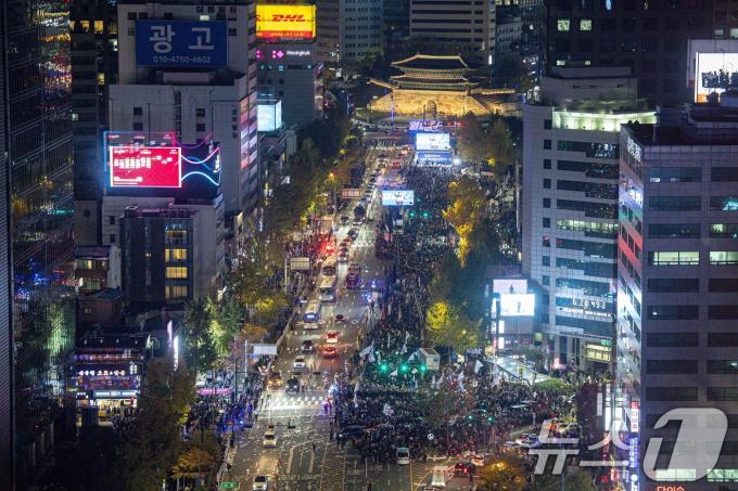 9일 오후 서울 중구 숭례문 일대에서 더불어민주당 주최로 '윤석열·김건희 국정농단 규탄·특검 촉구 제2차 국민행동의 날' 장외 집회가 진행되고 있다. 2024.11.9/뉴스1 ⓒ News1 이재명 기자