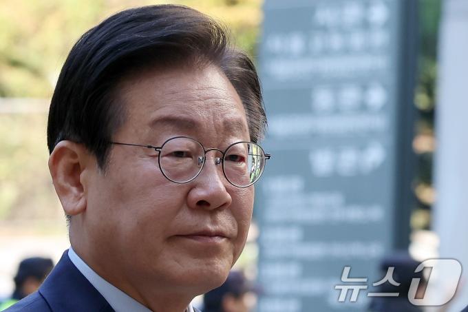 이재명 더불어민주당 대표가 8일 오전 서울 서초구 서울중앙지방법원에서 열린 '대장동 배임·성남FC 뇌물' 특정범죄가중처벌등에관한법률위반(뇌물) 관련 속행 공판에 출석하고 있다. 2024.11.8/뉴스1 ⓒ News1 이동해 기자