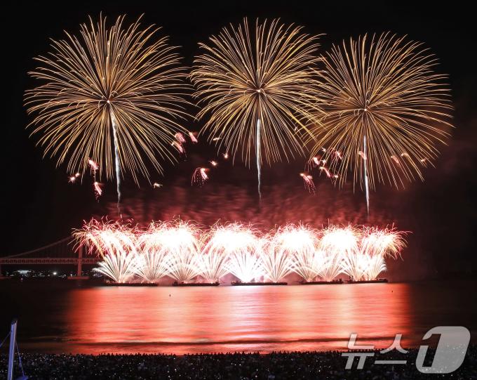 9일 오후 부산 수영구 광안리해수욕장 일대에서 열린 '제19회 부산불꽃축제'에서 화려한 불꽃이 부산 밤바다를 수놓고 있다. 2024.11.9/뉴스1 ⓒ News1 윤일지 기자