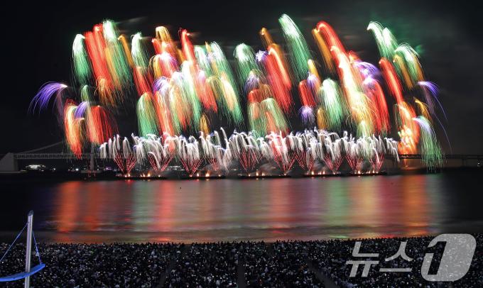 9일 오후 부산 수영구 광안리해수욕장 일대에서 열린 '제19회 부산불꽃축제'에서 화려한 불꽃이 부산 밤바다를 수놓고 있다. 2024.11.9/뉴스1 ⓒ News1 윤일지 기자