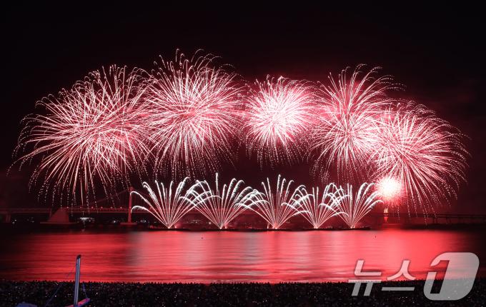 9일 오후 부산 수영구 광안리해수욕장 일대에서 열린 '제19회 부산불꽃축제'에서 화려한 불꽃이 부산 밤바다를 수놓고 있다. 2024.11.9/뉴스1 ⓒ News1 윤일지 기자